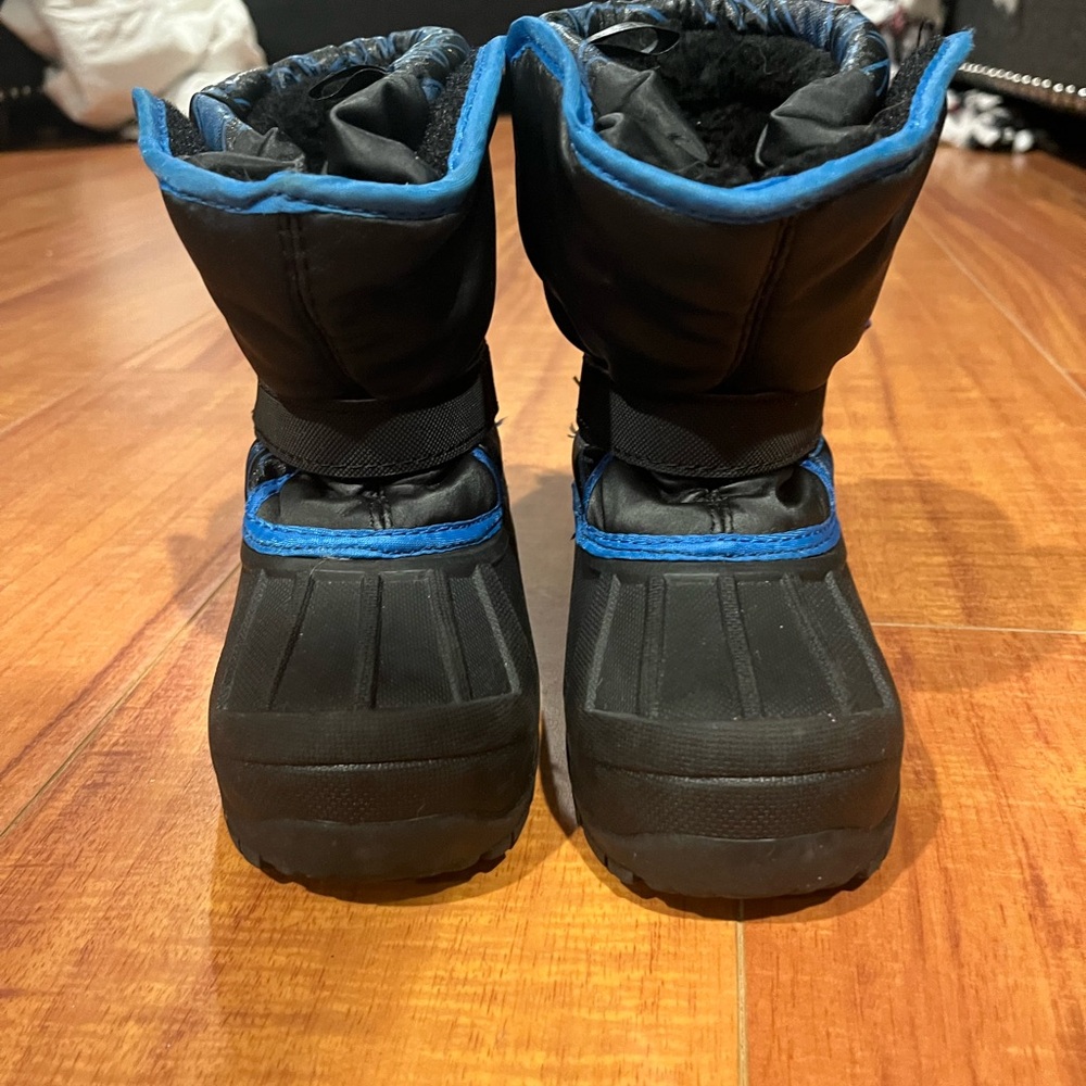Snow boots
